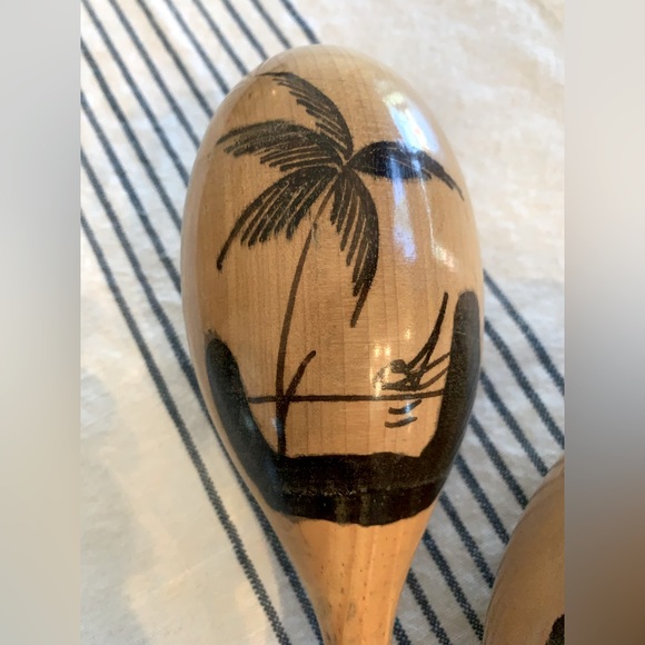 🎼 Two Wooden Maracas - Picture 4 of 5